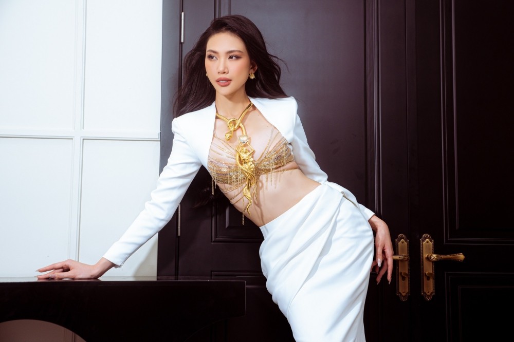 Hoa hậu Thùy Tiên và Quỳnh Hoa đụng hàng thiết kế 