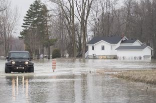 Canada: Hàng nghìn người phải sơ tán do mưa lớn 