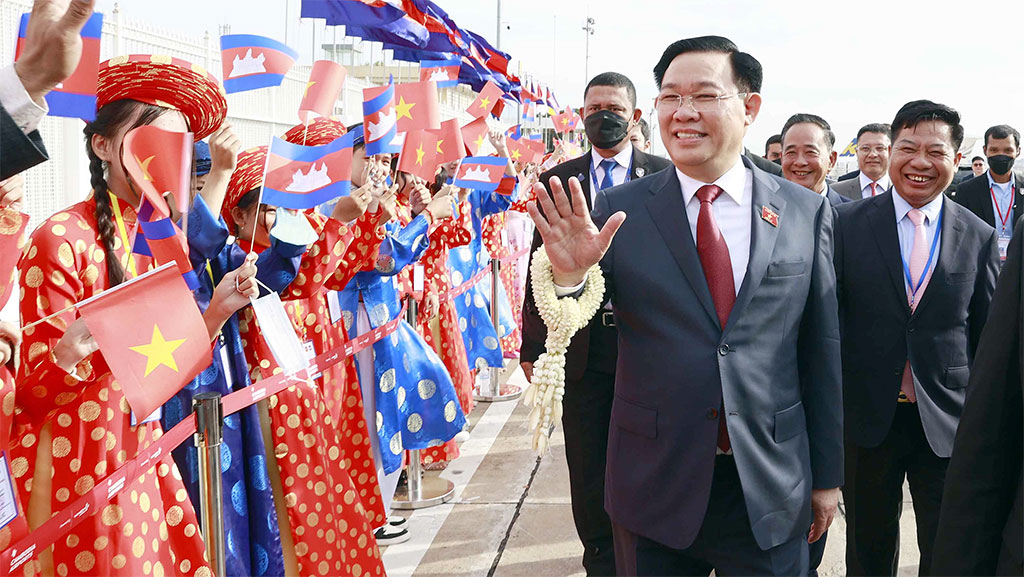 Chủ tịch Quốc hội Vương Đình Huệ đến Thủ đô Phnôm Pênh, bắt đầu thăm chính thức Vương quốc Campuchia và tham dự Đại hội đồng AIPA - 43