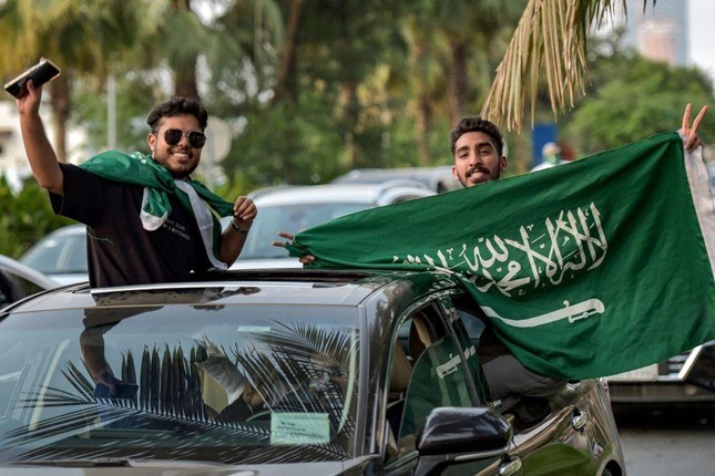 CĐV Saudi Arabia xả súng ăn mừng sau thắng lợi vĩ đại trước Argentina 