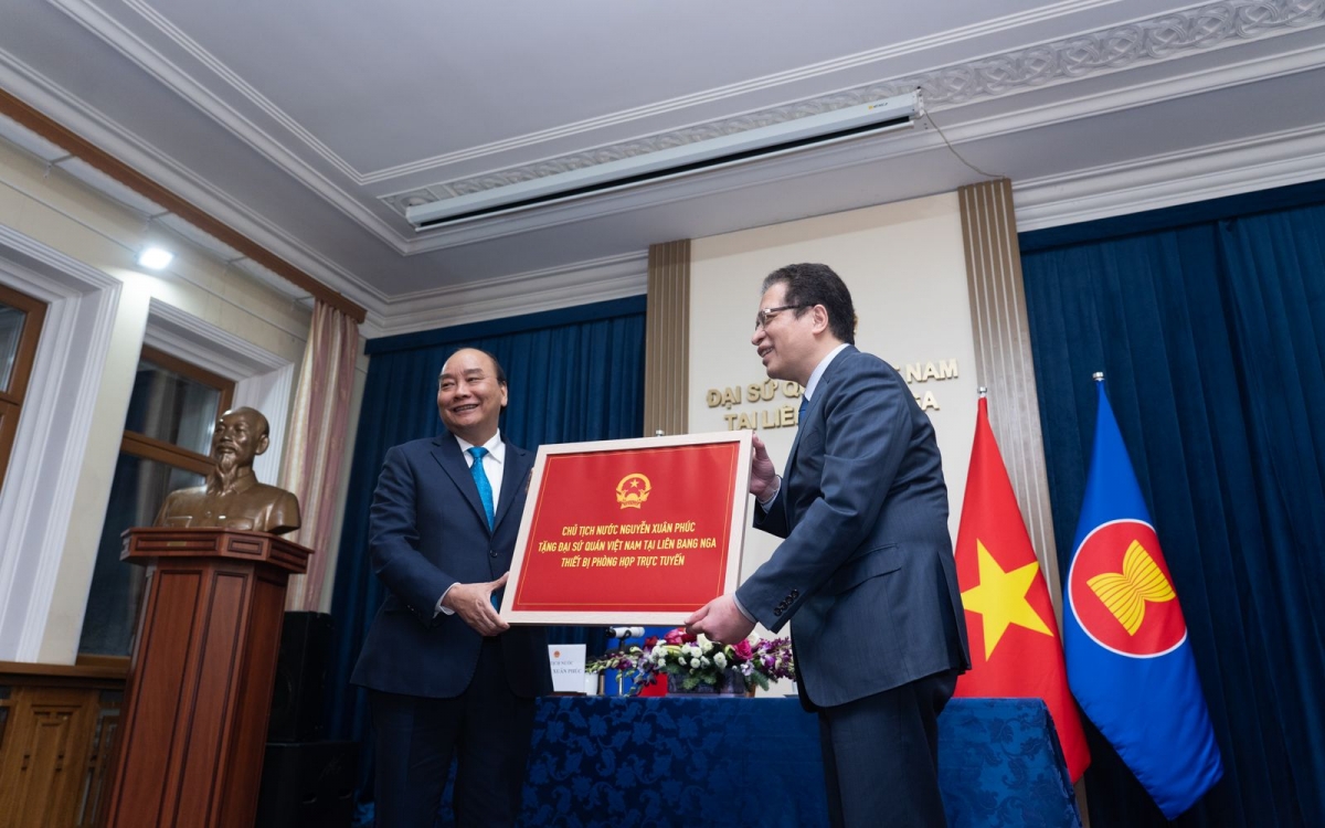 Chủ tịch nước gặp mặt cán bộ, nhân viên Đại sứ quán Việt Nam tại LB Nga