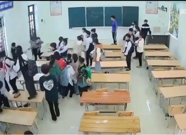 Vụ cô giáo Tuyên Quang bị học sinh dồn vào góc lớp: Sự cô đơn cùng cực