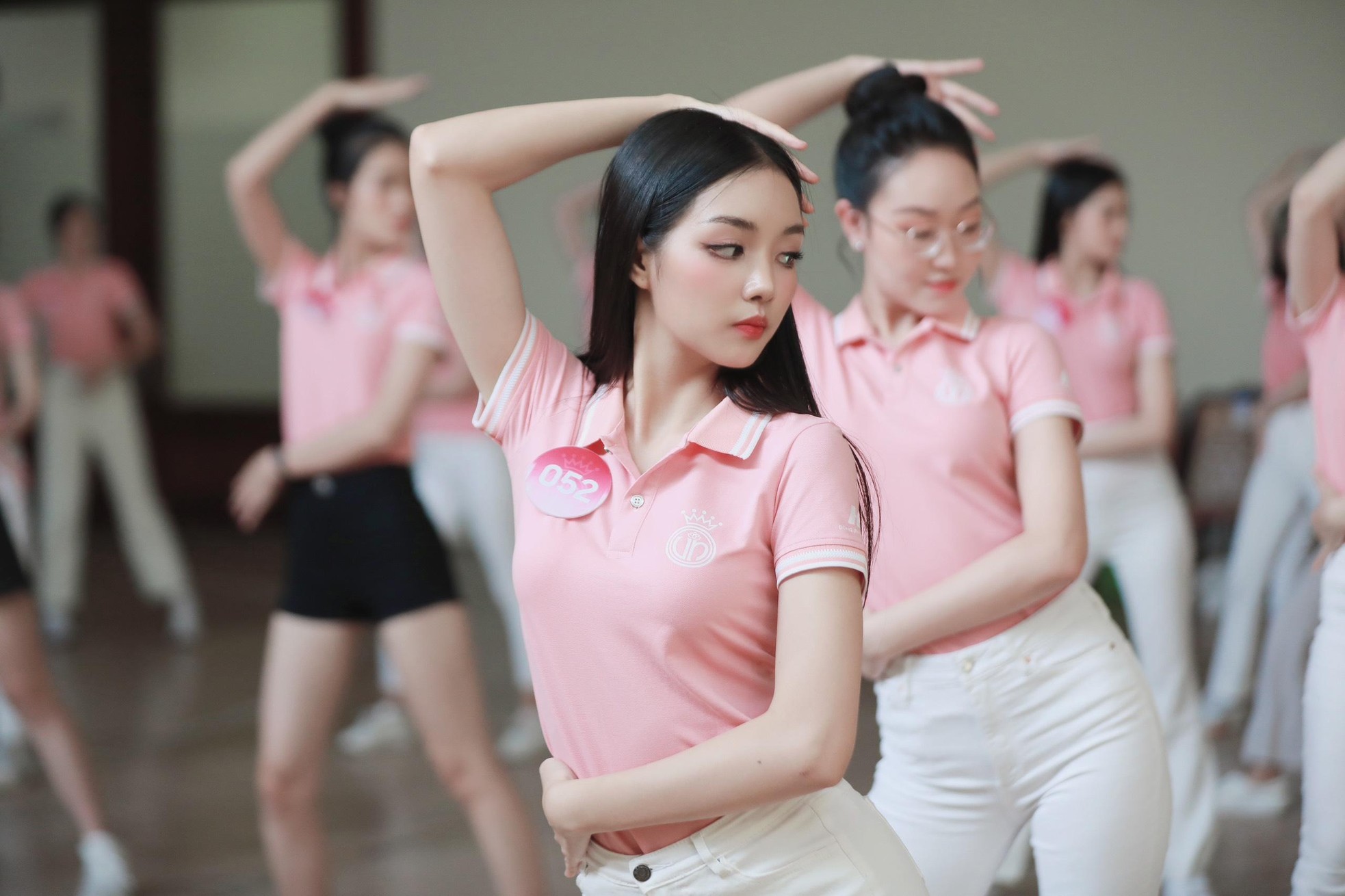 Thí sinh Hoa hậu Việt Nam miệt mài tập vũ đạo 