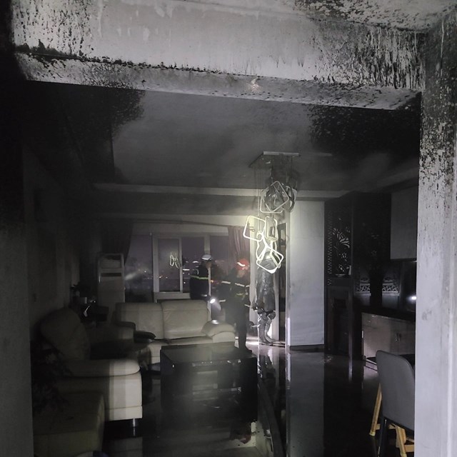 Giải cứu 11 người trong vụ cháy chung cư ở Hà Nội