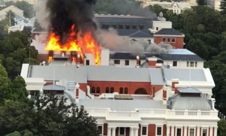 Hình ảnh Toà nhà Quốc hội Nam Phi chìm trong lửa ngùn ngụt 