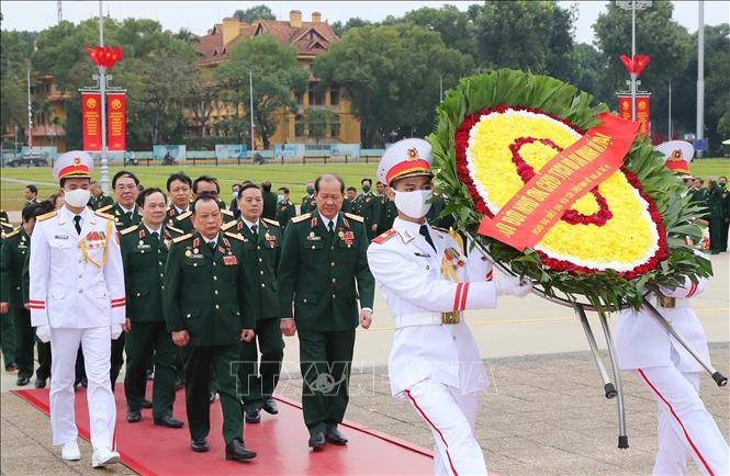 Đại biểu dự Đại hội Hội Cựu chiến binh Việt Nam vào Lăng viếng Bác 