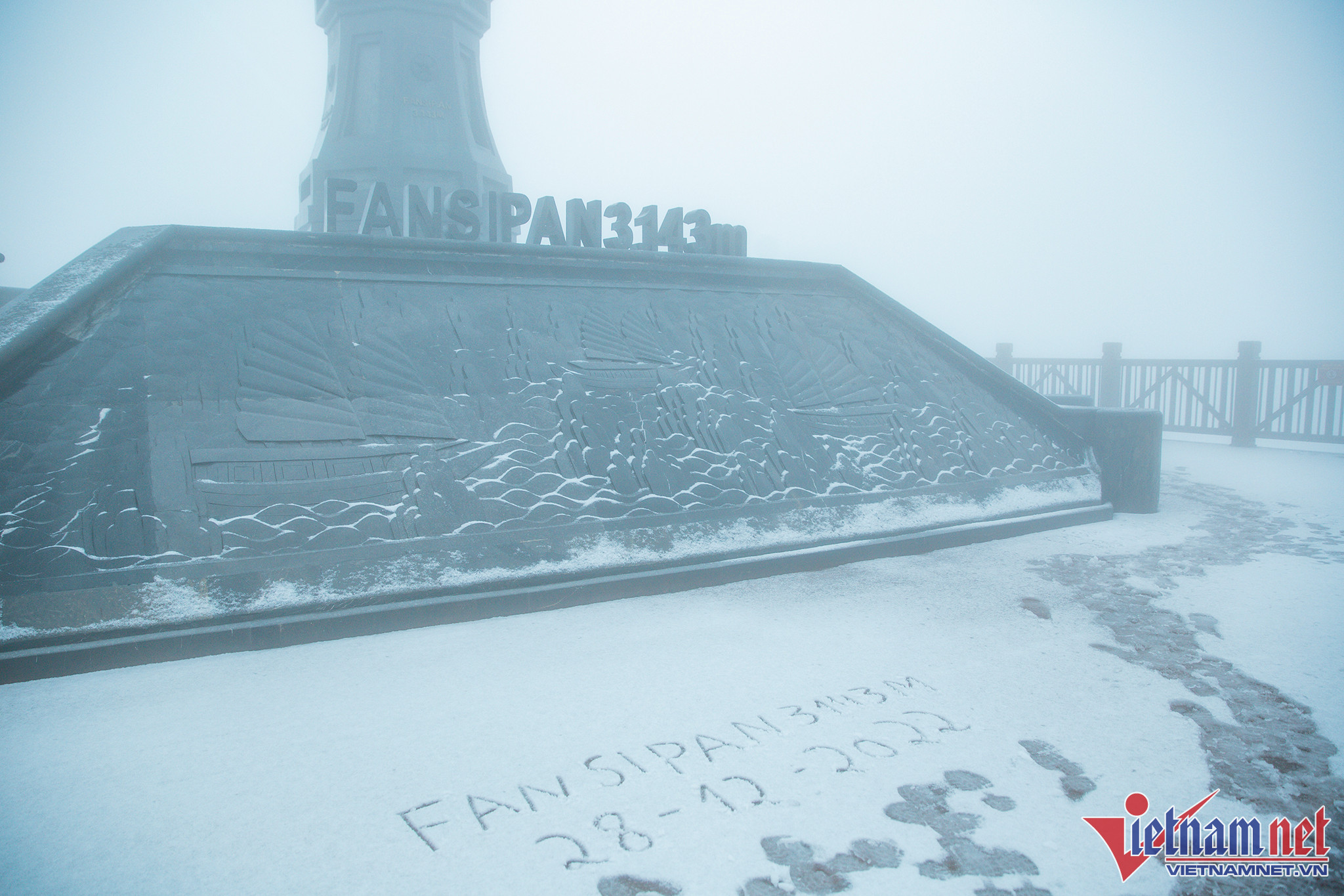 Những du khách đầu tiên được ngắm tuyết rơi ở đỉnh Fansipan 