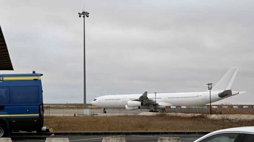 Pháp cho phép máy bay Romania nghi chở nạn nhân buôn người khởi hành
