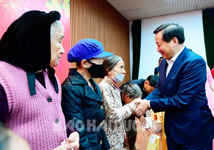 Phó Thủ tướng Chính phủ Lê Minh Khái tặng quà Tết tại Hải Dương