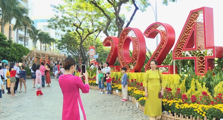 DU LỊCH VIỆT NAM SÔI ĐỘNG DỊP TẾT NGUYÊN ĐÁN