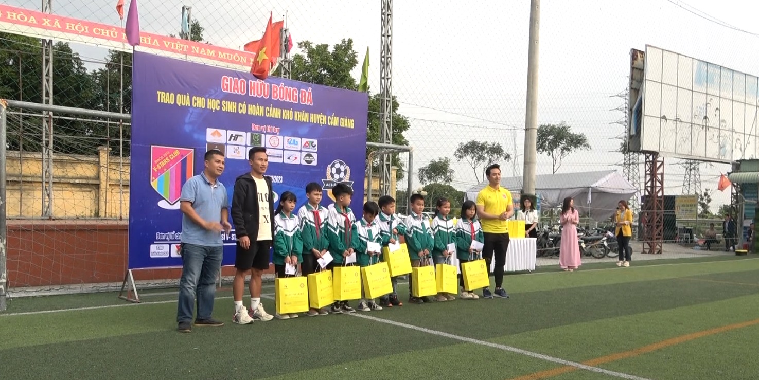 Giao lưu bóng đá tặng quà cho học sinh nghèo vượt khó ở Cẩm Giàng
