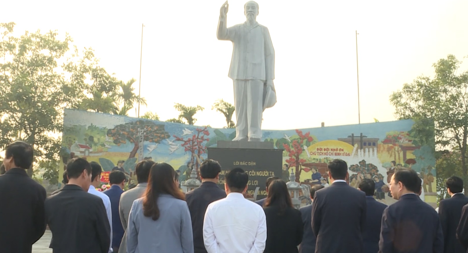 Đoàn công tác Thường trực tỉnh ủy dâng hương tưởng niệm Bác Hồ