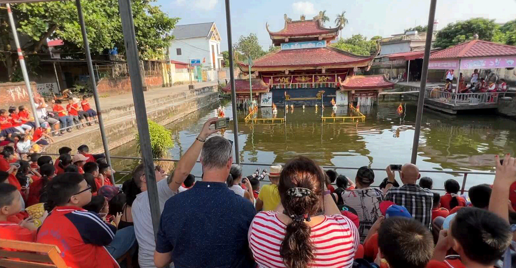 Rối nước Hồng Phong hút khách quốc tế 