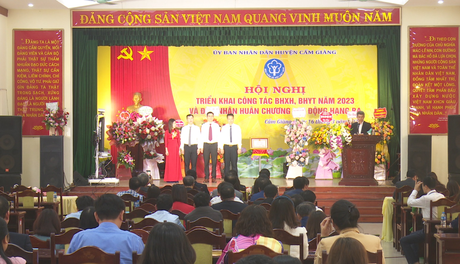 Bảo hiểm xã hội huyện Cẩm Giàng đón nhận Huân chương Lao động hạng Ba