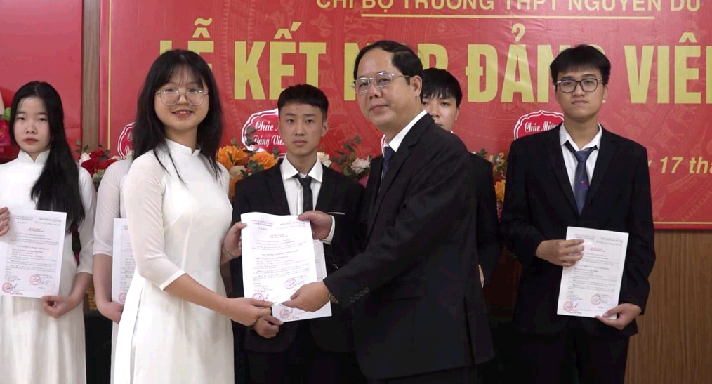 7 học sinh lớp 12 trường THPT Nguyễn Du được kết nạp Đảng