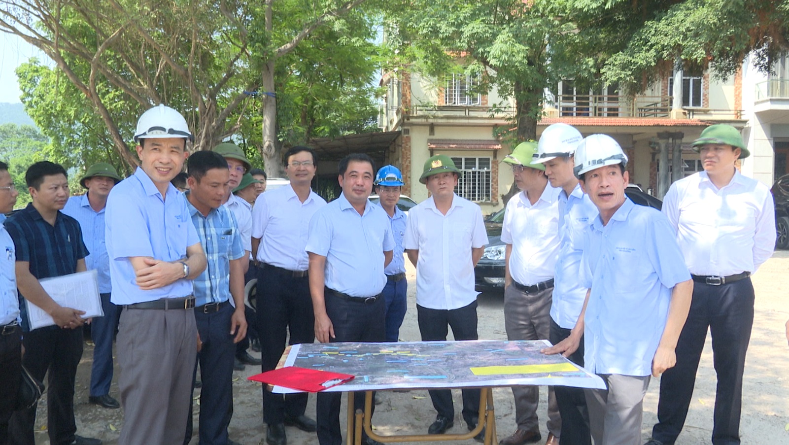 Bí thư Tỉnh ủy kiểm tra thực tế dự án đường dẫn cầu Đồng Việt