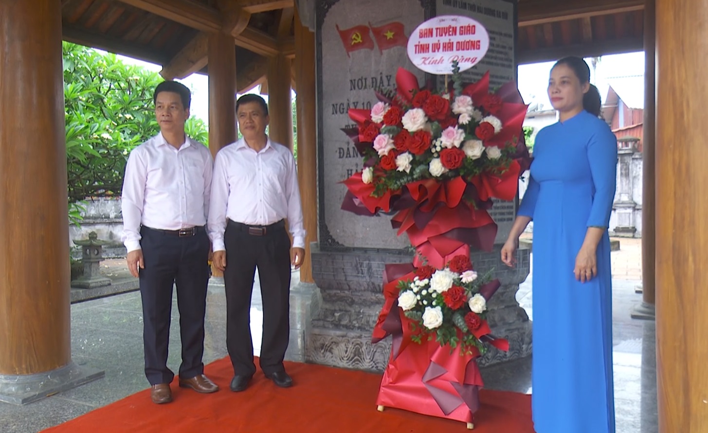 Dâng hoa, dâng hương nhân kỷ niệm 83 năm thành lập Đảng bộ tỉnh