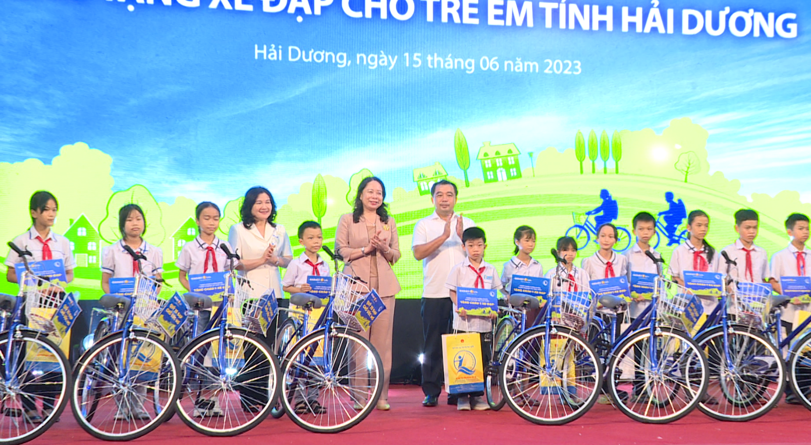 Phó Chủ tịch nước Võ Thị Ánh Xuân tặng quà cho trẻ em khó khăn tại Hải Dương