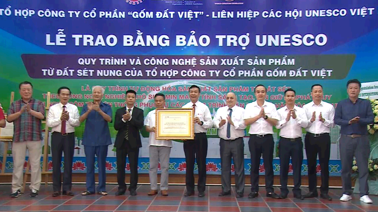 Gốm Đất Việt được UNESCO Việt Nam cấp bằng bảo trợ sản phẩm khoa học - văn hóa