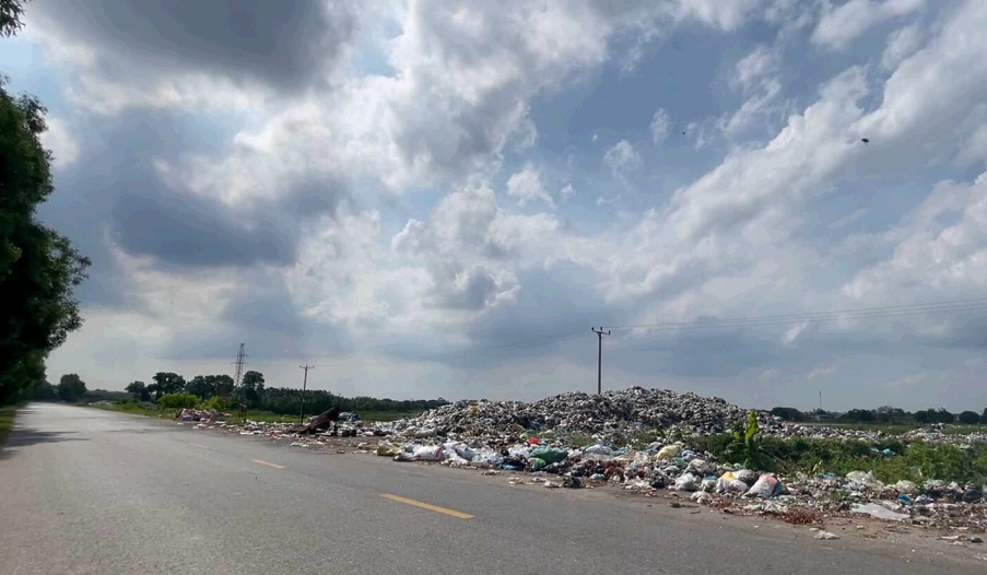 Cần quan tâm quản lý các điểm tập kết rác thải ven đường giao thông