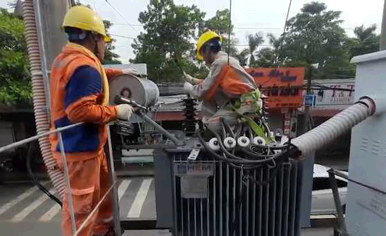 Ô tô đâm vào trạm biến áp, hơn 300 khách hàng ở Bình Giang mất điện