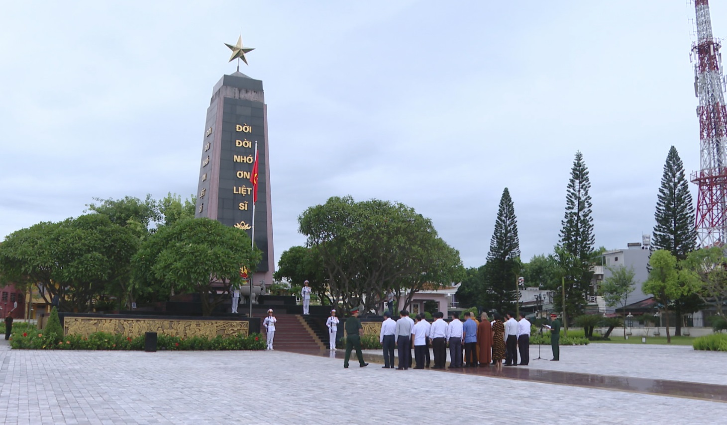 ĐOÀN ĐẠI BIỂU DỰ ĐẠI HỘI MTTQ TỈNH DÂNG HƯƠNG ĐÀI TƯỞNG NIỆM LIỆT SĨ TP HẢI DƯƠNG