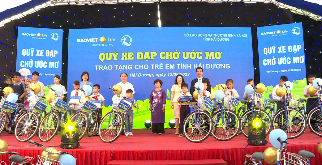 Bảo Việt nhân thọ Hải Dương trao tặng xe đạp và học bổng cho học sinh