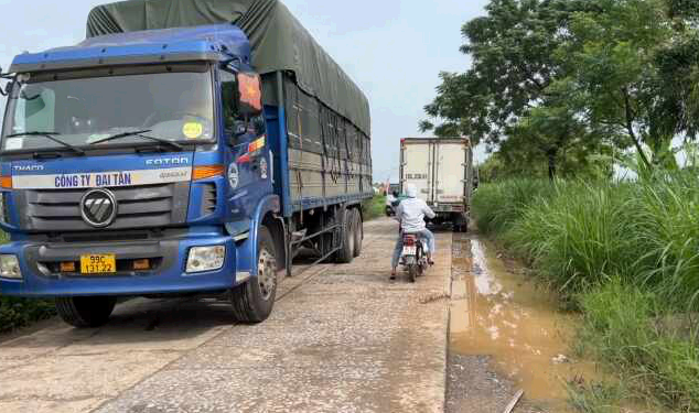 Xe quá tải phá nát đường đê sông Thái Bình đoạn qua huyện Cẩm Giàng