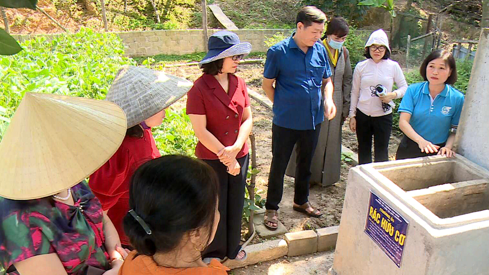 Phụ nữ phường Tân Dân tích cực phân loại rác tại nguồn