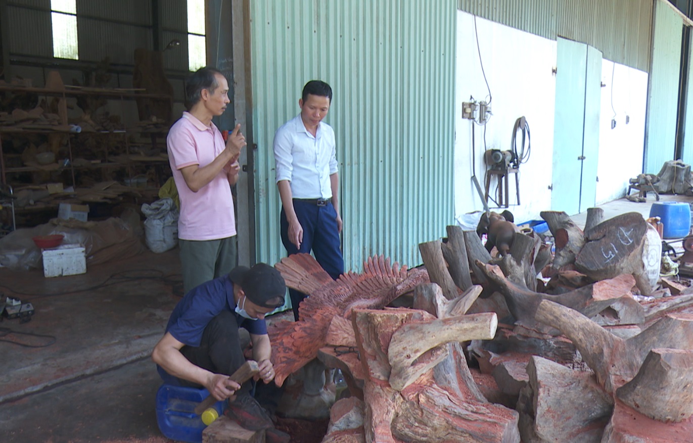 Làng nghề chạm khắc gỗ Đông Giao tạo việc làm cho lao động địa phương