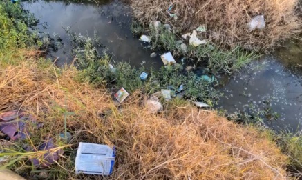 Người dân Đồng Cẩm tùy tiện vứt vỏ thuốc bảo vệ thực vật xuống kênh mương