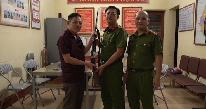 Công an phường Nguyễn Trãi TP Hải Dương tiếp nhận súng săn do người dân giao nộp