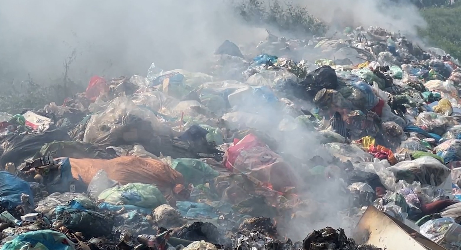 Đốt rác thải gây ô nhiễm môi trường ở xã Hà Thanh, huyệ Tứ Kỳ