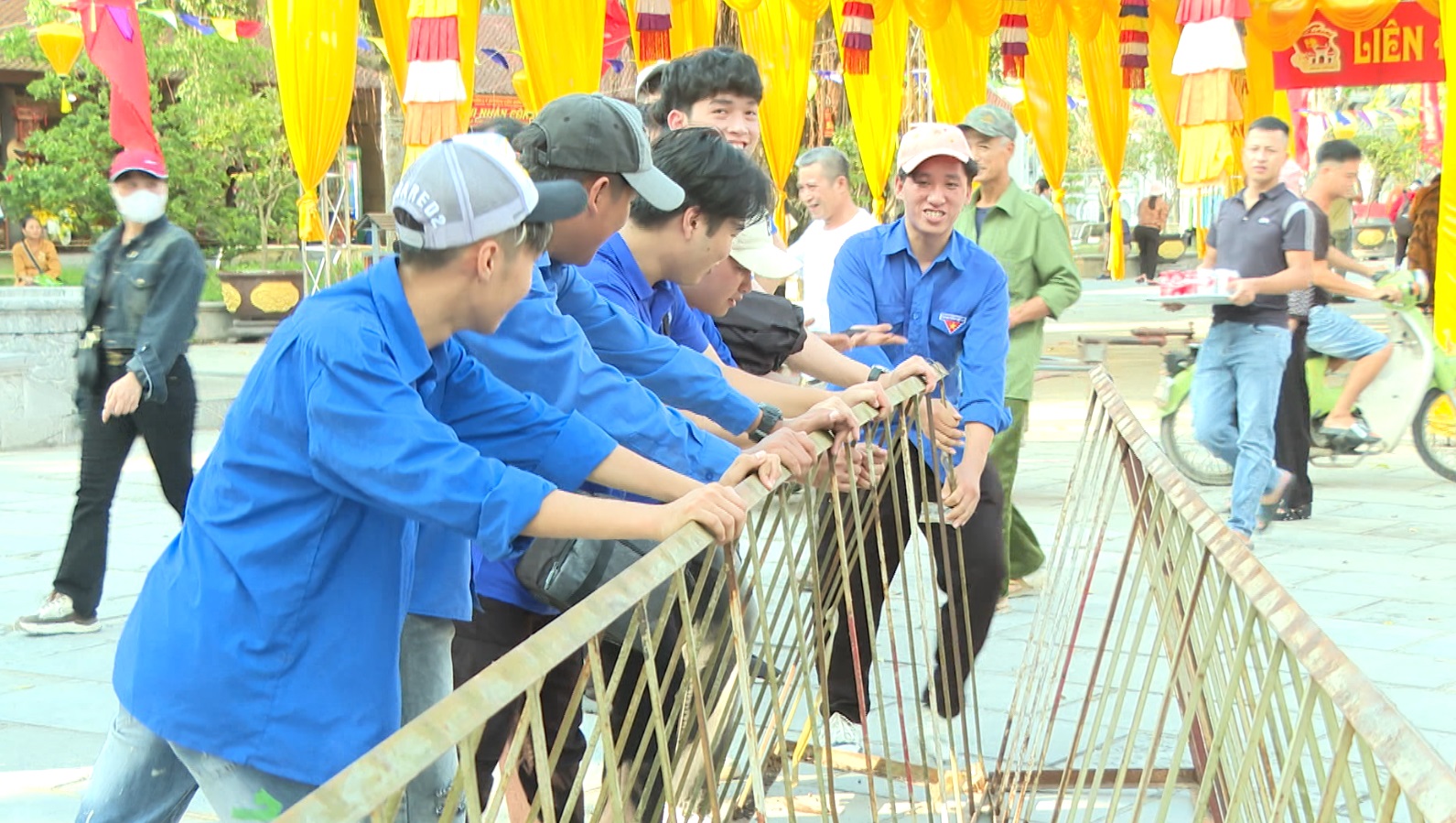 HƠN 100 SINH VIÊN TÌNH NGUYỆN TẠI LỄ HỘI MÙA THU CÔN SƠN-KIẾP BẠC 2024