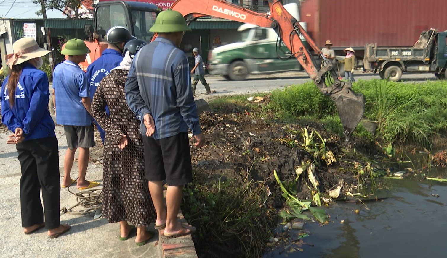 BÌNH GIANG THU DỌN, XỬ LÝ RÁC THẢI TRÊN CÁC TUYẾN KÊNH, MƯƠNG