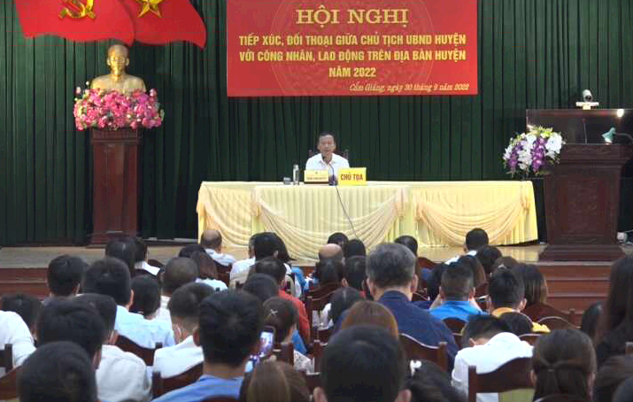 Chủ tịch UBND huyện Cẩm Giàng tiếp xúc, đối thoại với công nhân lao động