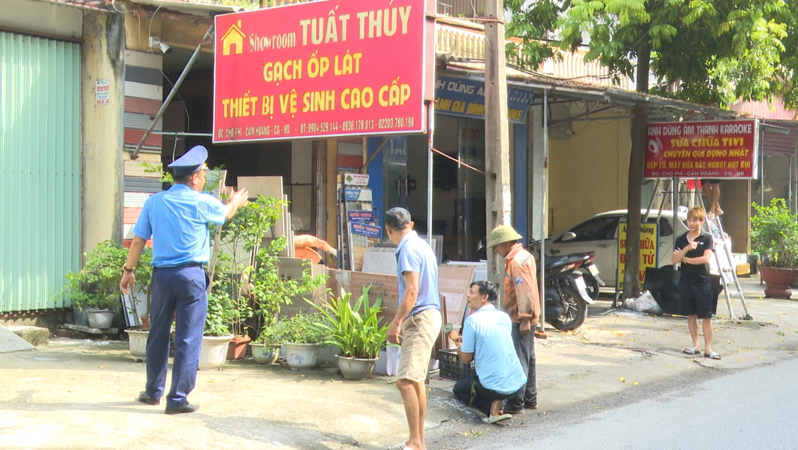 CẨM GIÀNG RA QUÂN GIẢI TỎA VI PHẠM HÀNH LANG AN TOÀN GIAO THÔNG