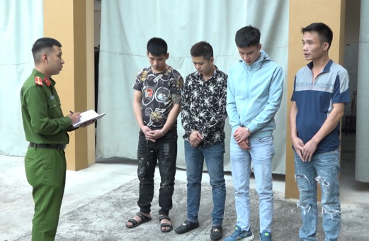 Bắt quả tang 4 thanh niên sử dụng ma túy trong quán karaoke