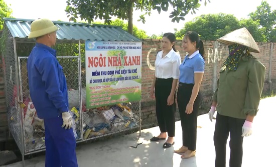 Phụ nữ xã Vĩnh Hòa tham gia bảo vệ môi trường