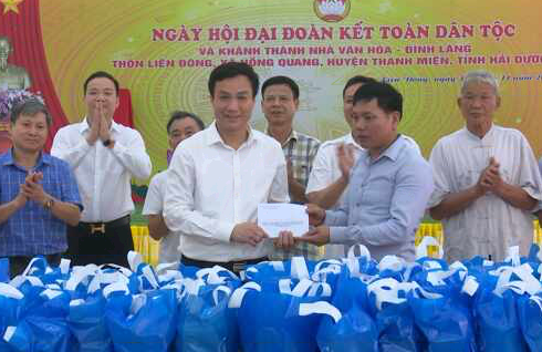 Chủ tịch UBND tỉnh tặng quà dịp ngày hội ĐĐK toàn dân tại Thanh Miện
