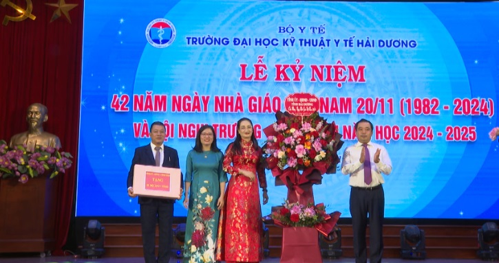 BÍ THƯ TỈNH UỶ ĐẾN THĂM, CHÚC MỪNG TRƯỜNG ĐẠI HỌC KỸ THUẬT Y TẾ HẢI DƯƠNG VÀ TRƯỜNG THCS TÂN BÌNH